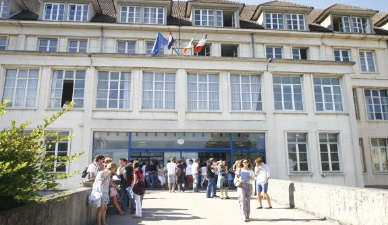 Elèves devant l'entrée de l'établissement la Providence à Amiens