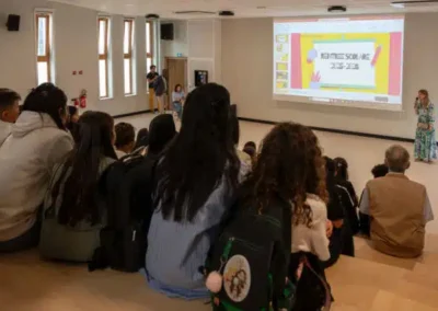 Elèves dans l'amphitéâtre du Collège Loyola Marseille lors de la rentrée 2025