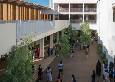Cour intérieure arborée du Collège Loyola Education à Marseille avec des élèves et des parents lors de la rentrée 2025