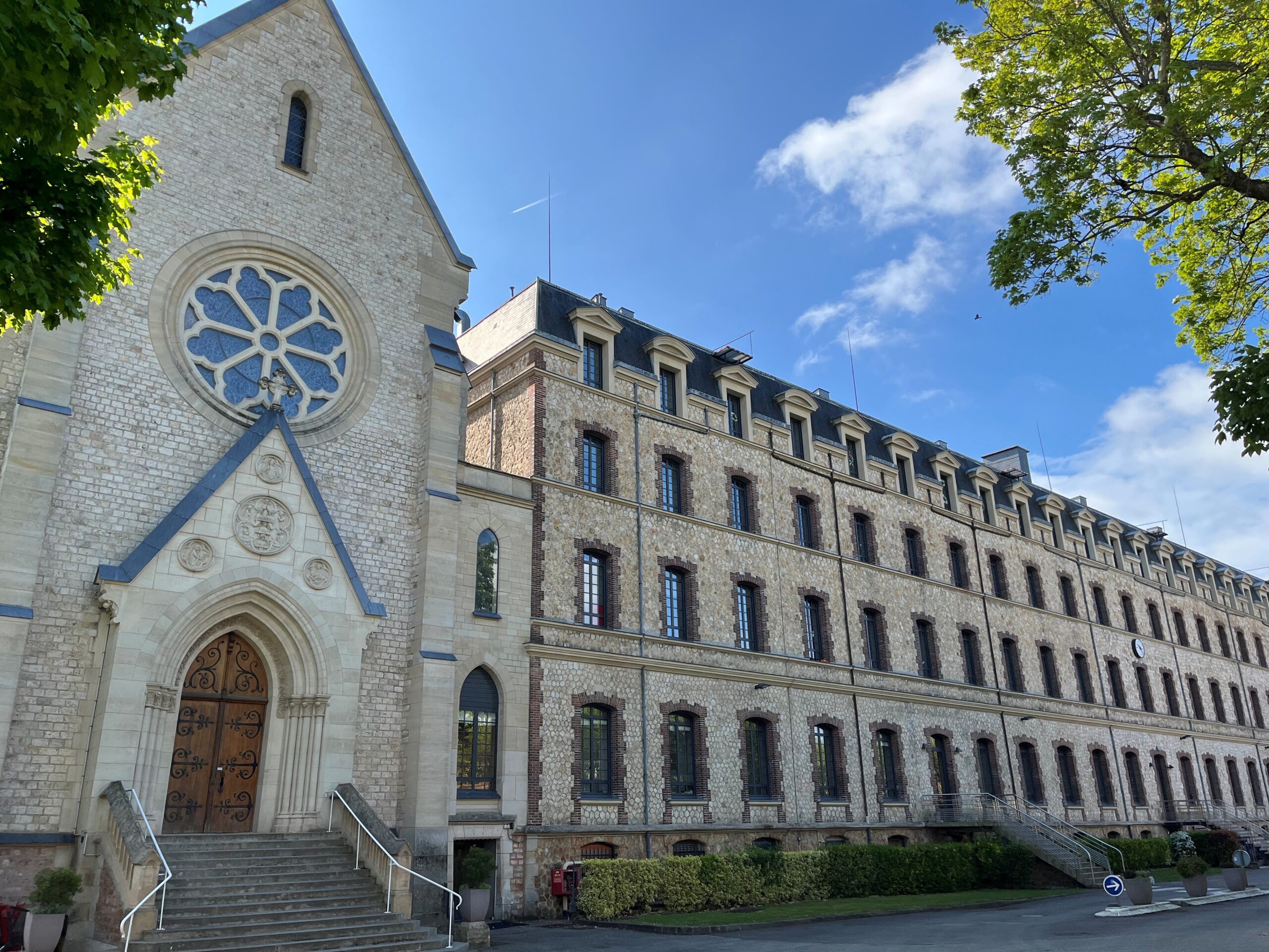 Cour de Ginette (Lycée privé Sainte-Geneviève) avec vue sur la chapelle et sur le bâtiment Notre-Dame