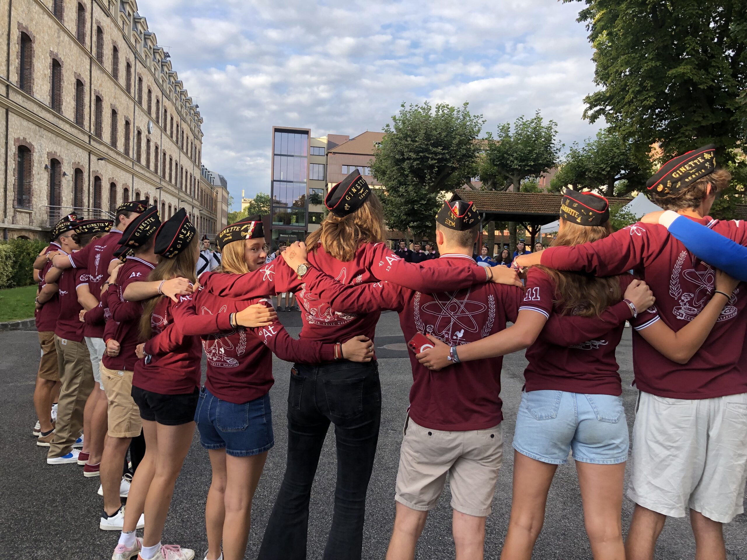 Elèves de dos formant un cercle dans la cour de Ginette (Lycée Privé Sainte-Geneviève
