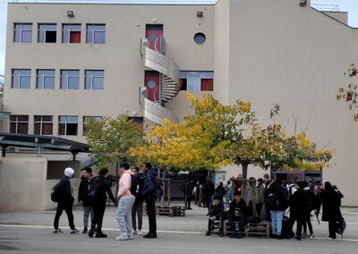 Elèves dans la cour du Collège Saint-Mauront à Marseille